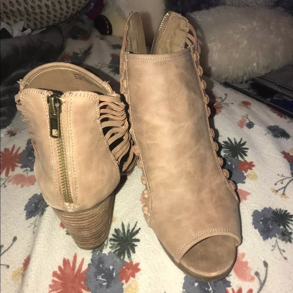 Heels - Picture 3 of 3